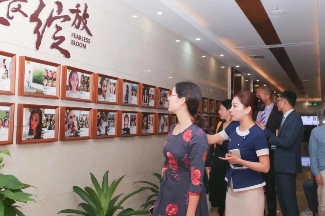 罗志敏院长出席艾尔建晶面假体上市首发发布仪