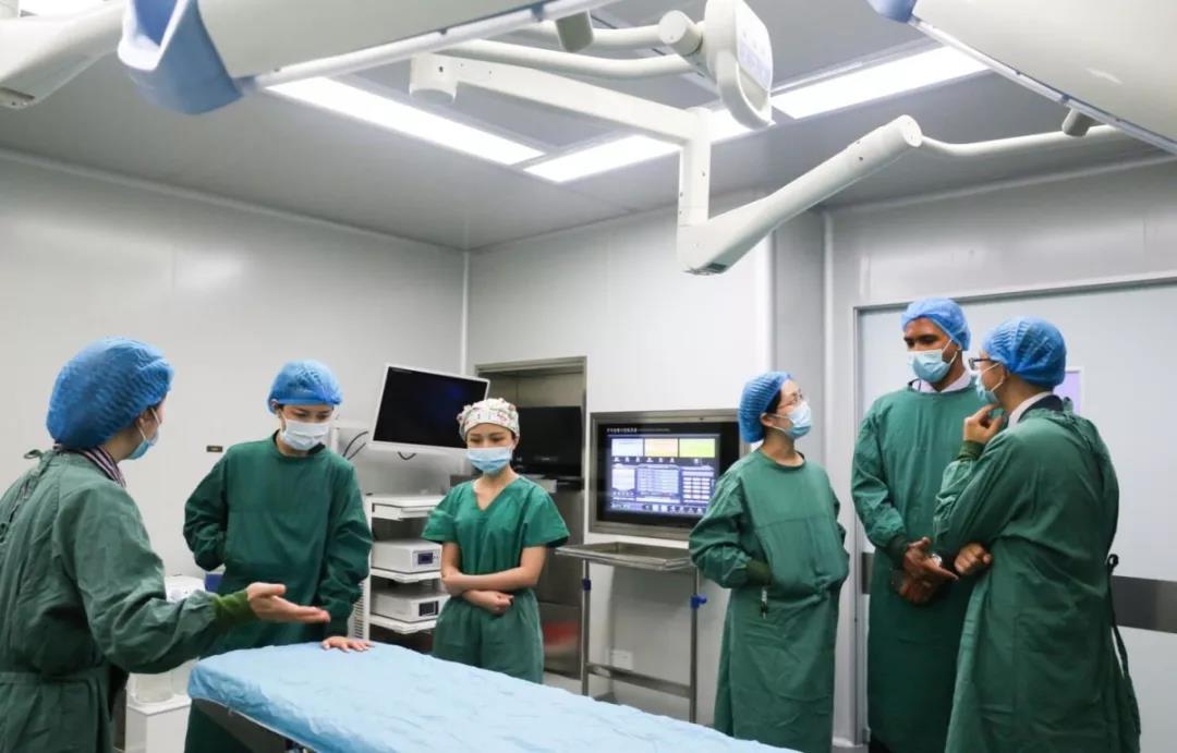 罗志敏院长出席艾尔建晶面假体上市首发发布仪