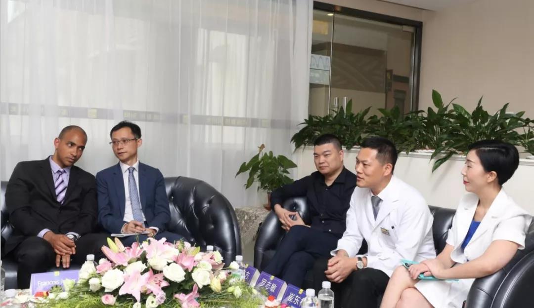 罗志敏院长出席艾尔建晶面假体上市首发发布仪
